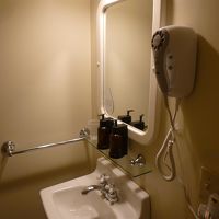 洗面台は手洗い程度の大きさ