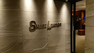 充電可能。眺めのよいラウンジ。