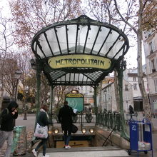 可愛い駅の入口。この向こう側の公園