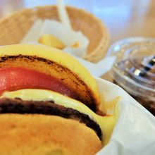 空港のフードコートにて