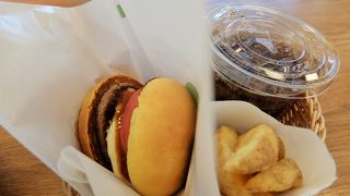 フライトの前に、サクッと腹ごしらえ。