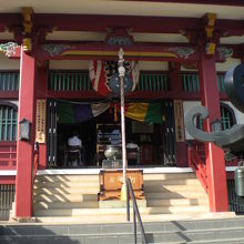 放生寺の本堂です。敷地が狭く、参道を上ると、すぐ右手が本堂