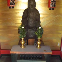 神変大菩薩の像です。山岳地での修行のため、足腰への効験が大