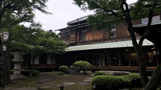 庭園が広い純和風邸宅