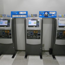 米子空港到着ロビーに設置されている「バス券売機」