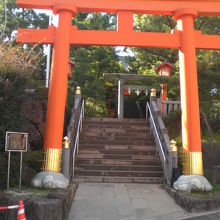 穴八幡宮の入口です。階段が続いています。左側は、流鏑馬の案内