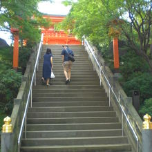 最初の石段を上ると、山門があります。山門の奥に参道があります