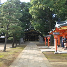 山門をくぐると、石の参道が本殿まで延びています。右側が、手水