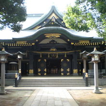 参道の先に、本殿があります。格調が高い建物で、歴史を感じます