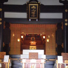 本殿の内の拝殿です。拝殿の上部には、穴八幡宮の額が見えます。