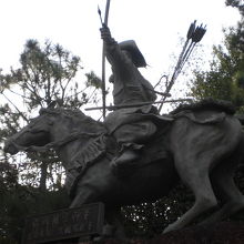 穴八幡宮入口の横に、奉納された流鏑馬の像が置かれています。