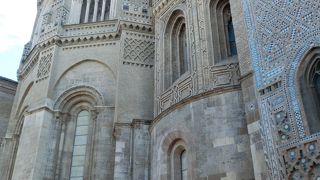 様々な建築スタイルが混じり合った独特の外観は見事です。