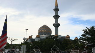 お祈りの時間はさけて出かけましょう！