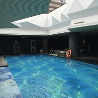 庭の下のプール