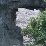 荒波の浸食で出来た、ハート型の穴 ♪