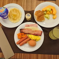 普通のバイキング。メニューは毎朝同じ。