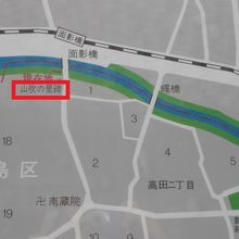 山吹の里の碑は、神田川の北、都電面影橋の北側に置かれています