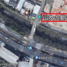 山吹の里の碑は、神田川の北、面影橋の北側に置かれています。