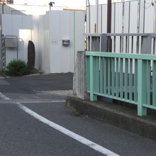 面影橋の中央から山吹の里の碑を見ています。背景は、工事中です