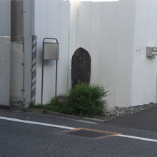 道路沿いに、ひっそりと山吹の里の碑と解説板が置かれています。