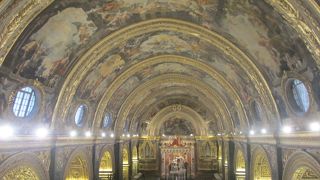 天井や壁の絵は見事です