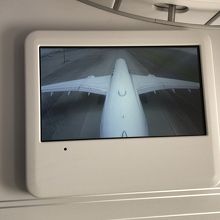 離着陸の様子が垂直尾翼のカメラから映し出される。