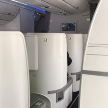 ビジネスクラスは２人で乗ると会話が難しそうな作り