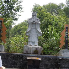 八海山大神の像があります。