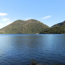 神秘の湖、然別湖、湖上に浮かんでいるように見える山々。