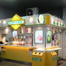 お店の脇に立ち飲み用のカウンタースペースがあります