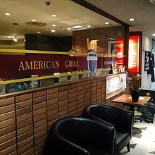 三越の南側ビルの地下一階にあります。