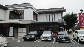 １階のショップでは、上田紬、地酒、銘菓などの上田の名産品を販売しており、2階には無料の休憩所があり、甲冑の展示も見られました。