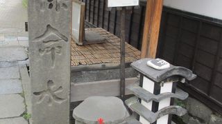 保命水は、近くの海禅寺の境内に湧く水を、明治１４年に柳町の人々が木管を繋ぎ、２００メートルほど引いて今で言う簡易水道として利用されましたそうです。