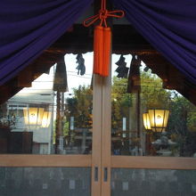 高田総鎮守の氷川神社の本堂です。奥で、お勤めがなされています