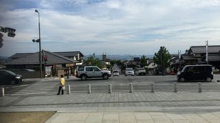 大通りに面した参道