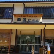 懐古園の駐車場脇の草笛小諸本店を昼食で利用しましたが、 駐車場わきにあるせいか、有名な蕎麦屋さんにしては庶民的なお店でした。