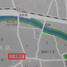 南蔵院は、山吹の里の碑の北側にあります。氷川神社のはす向かい