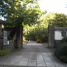 南蔵院の入口の様子です。落ち着いた感じのする入口です。