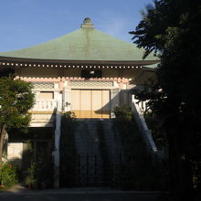 南蔵院です。石の階段があります。緑の樹々が鬱蒼としています。