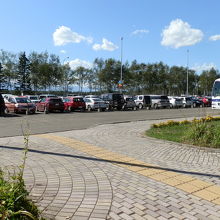 空港前の広大な無料駐車場です。