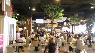 朝のフードコート (ターミナル21)