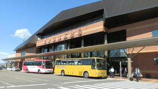 到着口2から出るとすぐ喫煙室があります