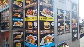 港に面した青空市場