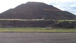 テオティワカン遺跡の真ん中に聳え立っています。