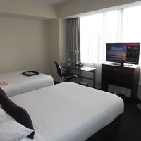 ベットは充分な広さ。テーブルやイスも2人で使えます。