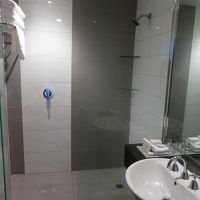 シャワールームはドアがないので、ちょっと水漏れが心配でした。