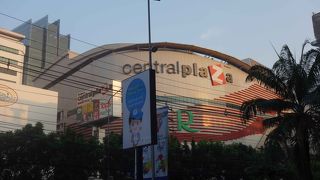 吹き抜けのモールは解放感があります。