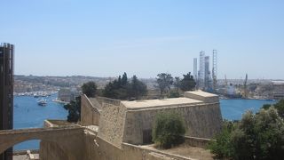 バレッタが要塞都市であったことを想起させる建造物だと思いました