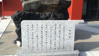 浅草寺本堂の左横にある