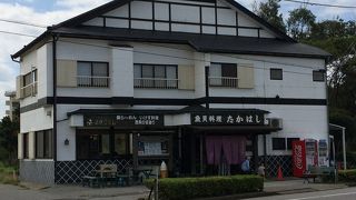 公園駐車場前にある魚介料理店